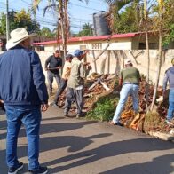 Alcaldía de Dajabón devuelve desechos sólidos arrojados en una acera y anuncia multa
