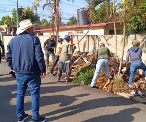 Alcaldía de Dajabón devuelve desechos sólidos arrojados en una acera y anuncia multa