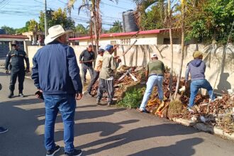 Alcaldía de Dajabón devuelve desechos sólidos arrojados en una acera y anuncia multa