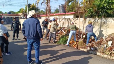Alcaldía de Dajabón devuelve desechos sólidos arrojados en una acera y anuncia multa