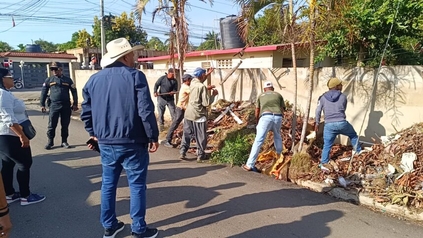 Alcaldía de Dajabón devuelve desechos sólidos arrojados en una acera y anuncia multa