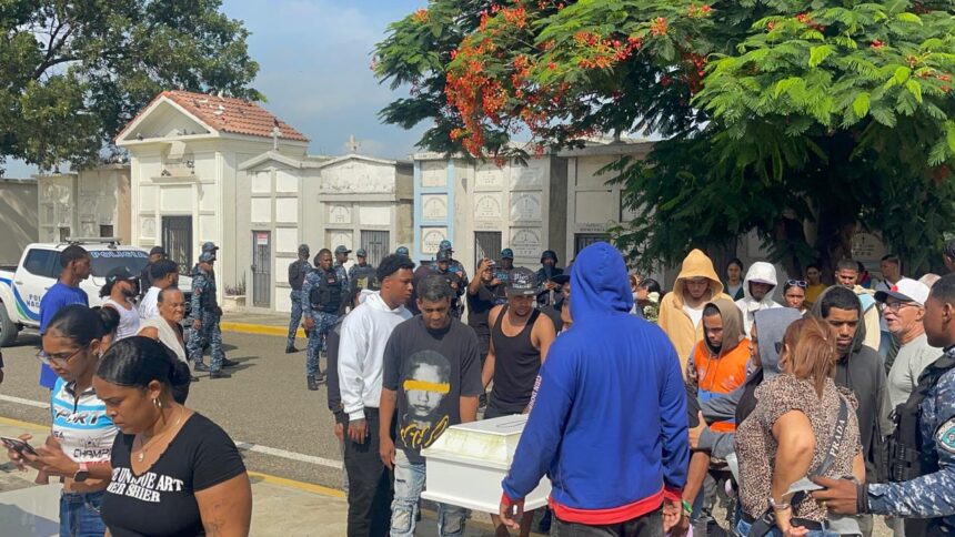 Sepultan a “El Niño” bajo fuerte presencia policial en Santiago