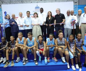 Raquel Peña y Kelvin Cruz entregan renovado multiuso del Club Los Gladiadores en Guachupita