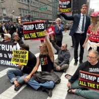 Manifestantes protestan en las afueras de la ONU contra el presidente Donald Trump