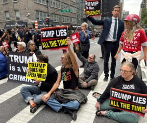 Manifestantes protestan en las afueras de la ONU contra el presidente Donald Trump