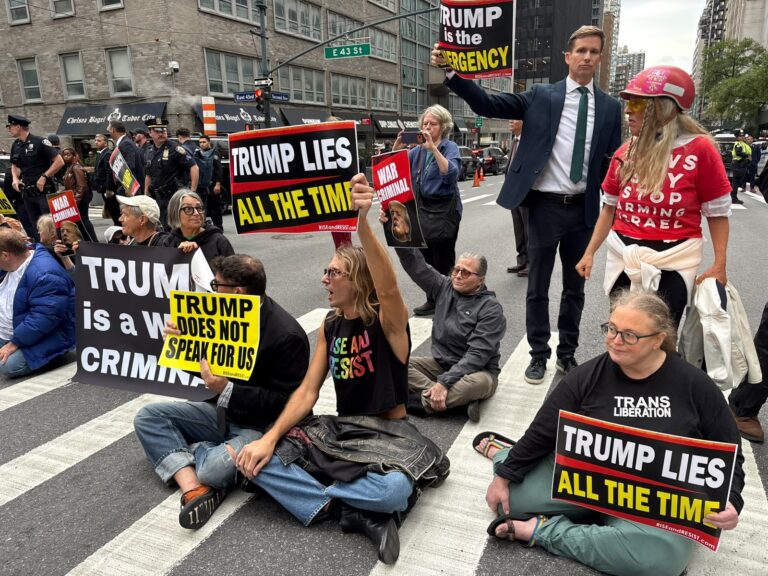 Manifestantes protestan en las afueras de la ONU contra el presidente Donald Trump