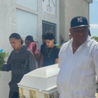 Sepultan a “El Coco” entre reclamos de familiares y amplio dispositivo policial en Santiago.