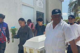 Sepultan a “El Coco” entre reclamos de familiares y amplio dispositivo policial en Santiago.