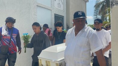 Sepultan a “El Coco” entre reclamos de familiares y amplio dispositivo policial en Santiago.