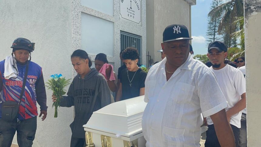 Sepultan a “El Coco” entre reclamos de familiares y amplio dispositivo policial en Santiago.