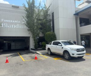 Dolor y hermetismo marcan el funeral de Zeneida Castillo, esposa de Julián Oro Duro
