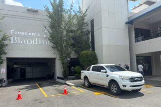 Dolor y hermetismo marcan el funeral de Zeneida Castillo, esposa de Julián Oro Duro