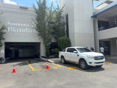 Dolor y hermetismo marcan el funeral de Zeneida Castillo, esposa de Julián Oro Duro