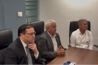 El ministro de Industria, Comercio y Mipymes, Yayo Sanz Lovatón y el presidente de la Asociación Nacional de Detallistas de Gasolinas (Anadegas), Elías Pérez.