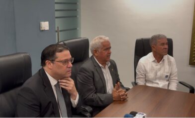 El ministro de Industria, Comercio y Mipymes, Yayo Sanz Lovatón y el presidente de la Asociación Nacional de Detallistas de Gasolinas (Anadegas), Elías Pérez.