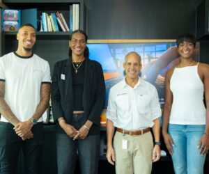 AES Dominicana recibe a los hermanos Martínez y destaca la disciplina detrás de sus triunfos