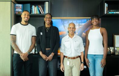 AES Dominicana recibe a los hermanos Martínez y destaca la disciplina detrás de sus triunfos