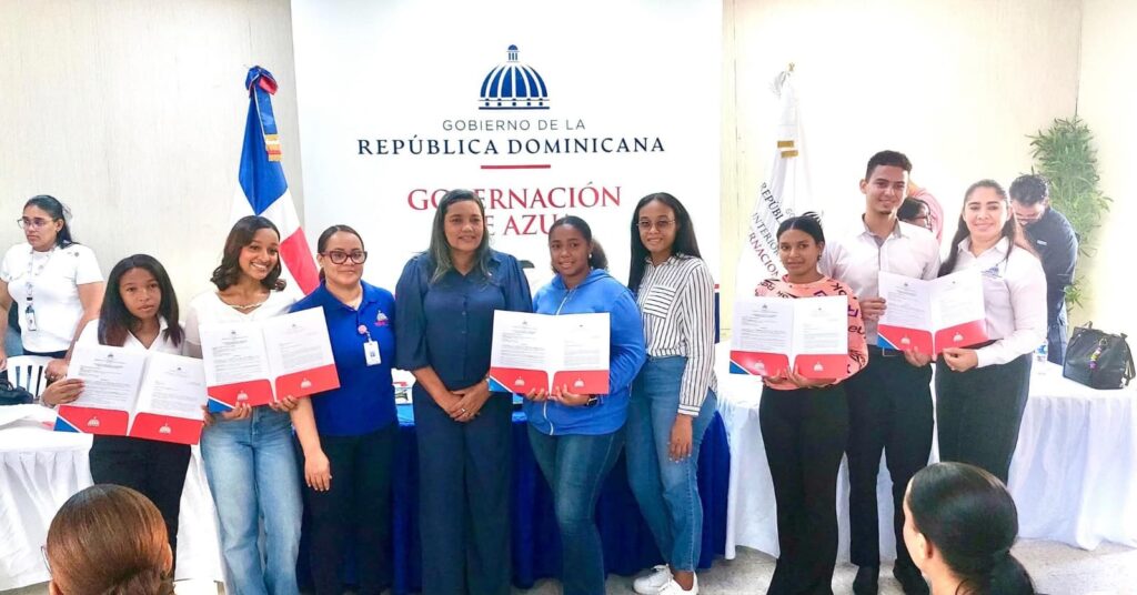 Más de 300 estudiantes del Sur reciben becas del MESCyT en Azua