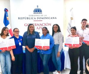 Más de 300 estudiantes del Sur reciben becas del MESCyT en Azua