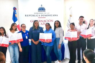 Más de 300 estudiantes del Sur reciben becas del MESCyT en Azua