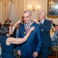 Abinader recibe Insignia de Oro de Americas Society por su liderazgo