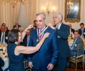 Abinader recibe Insignia de Oro de Americas Society por su liderazgo
