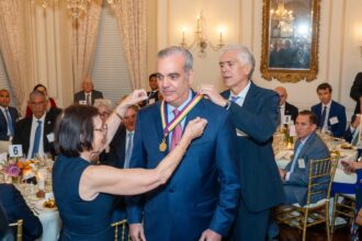 Abinader recibe Insignia de Oro de Americas Society por su liderazgo