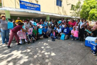 Azul Podcast y Tigres del Licey entregan útiles escolares a estudiantes con discapacidad