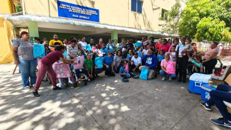 Azul Podcast y Tigres del Licey entregan útiles escolares a estudiantes con discapacidad