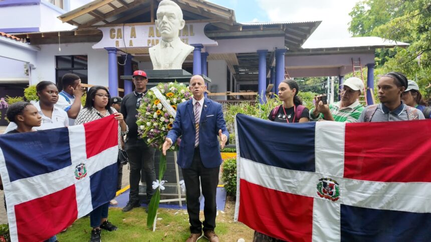 Luis de León llama a defender la democracia al conmemorar golpe de Estado contra Juan Bosch