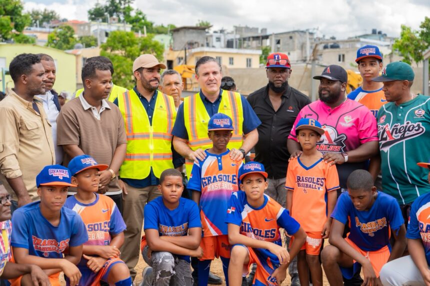 Jean Luis Rodríguez supervisa obras en Los Girasoles y Santo Domingo Norte