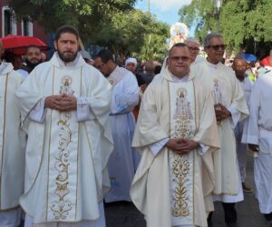 Creyentes recorren la Zona Colonial en tradicional procesión por el Día de Las Mercedes