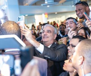 Presidente Abinader anuncia 300 becas para jóvenes dominicanos residentes en Nueva York