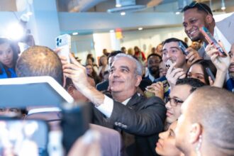 Presidente Abinader anuncia 300 becas para jóvenes dominicanos residentes en Nueva York