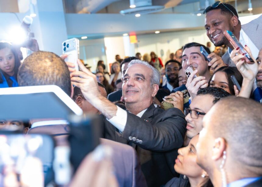 Presidente Abinader anuncia 300 becas para jóvenes dominicanos residentes en Nueva York