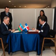 El ministro de Relaciones Exteriores de la República Dominicana, Víctor -Ito- Bisonó, y su homólogo de Azerbaiyán, Jeyhun Bayramov.