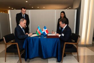 El ministro de Relaciones Exteriores de la República Dominicana, Víctor -Ito- Bisonó, y su homólogo de Azerbaiyán, Jeyhun Bayramov.