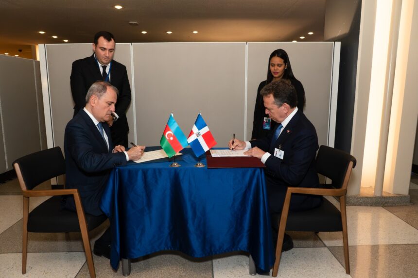 El ministro de Relaciones Exteriores de la República Dominicana, Víctor -Ito- Bisonó, y su homólogo de Azerbaiyán, Jeyhun Bayramov.