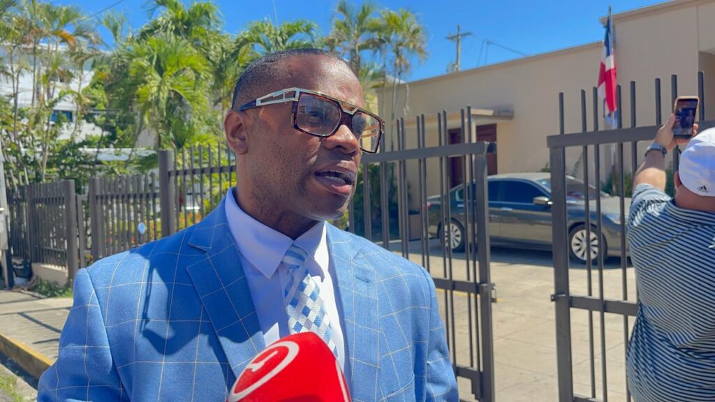 Tolentino desiste, pero Fiscalía mantiene proceso contra menor acusado de amenazarlo con arma