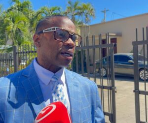 Tolentino desiste, pero Fiscalía mantiene proceso contra menor acusado de amenazarlo con arma