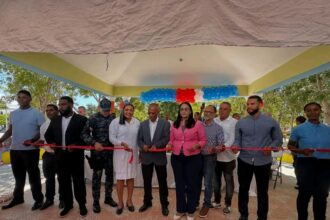 Entregan cancha, parque infantil y otras obras comunitarias en Finca 6, Azua