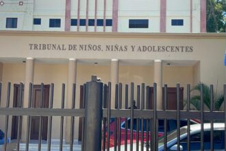 Dictan medida contra adolescente acusado de amenazar a Ramón Tolentino; deberá presentarse cada 15 días.