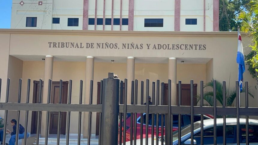 Dictan medida contra adolescente acusado de amenazar a Ramón Tolentino; deberá presentarse cada 15 días.