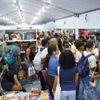 Decena de personas asisten al primer día de la Feria del Libro Santo Domingo 2026