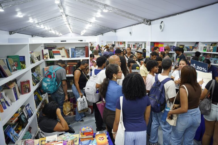 Decena de personas asisten al primer día de la Feria del Libro Santo Domingo 2026