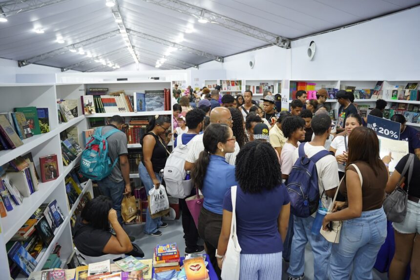 Decena de personas asisten al primer día de la Feria del Libro Santo Domingo 2026