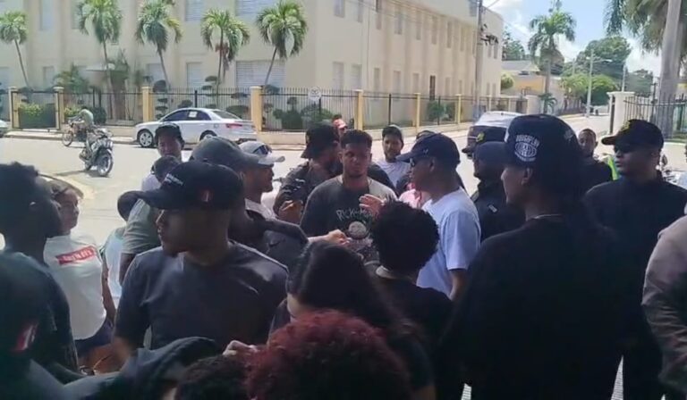 Santiago Matías "Alofoke" y Dominicanos Primero recolectan firmas en Dajabón