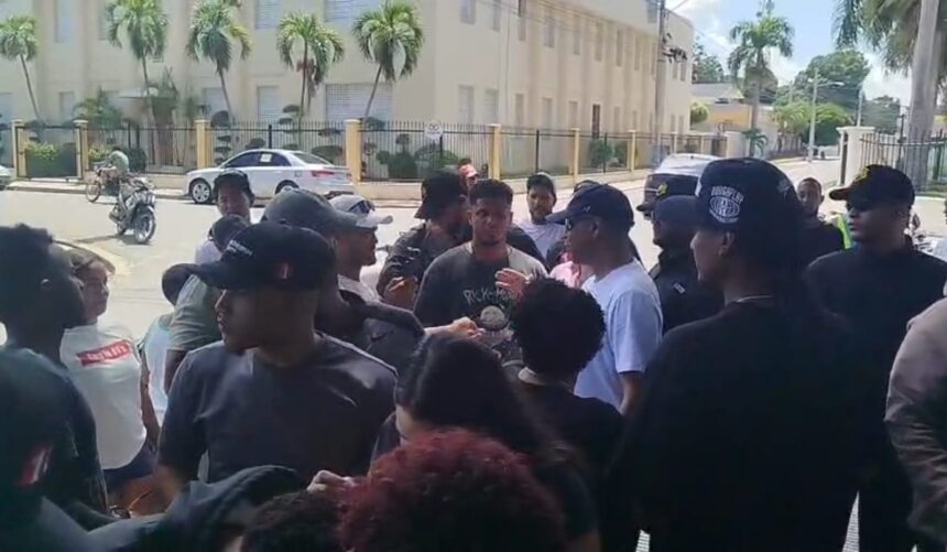 Santiago Matías "Alofoke" y Dominicanos Primero recolectan firmas en Dajabón