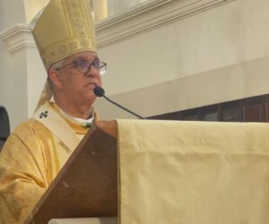 Arzobispo de Santiago llama a no normalizar la violencia y pide atacar sus causas tras muerte de esposa de Julián Oro Duro