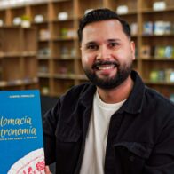 Chef panameño Gabriel Grimaldo destaca la gastronomía como puente cultural en la Feria del Libro